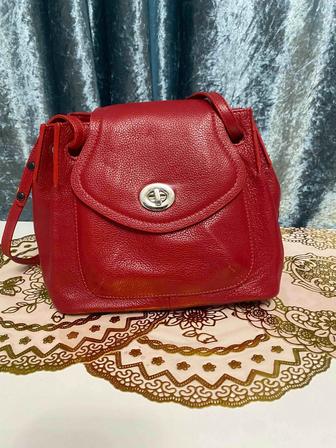 Продам сумочку красную