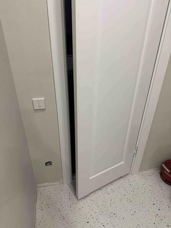 Нужно вставить дверные ручки