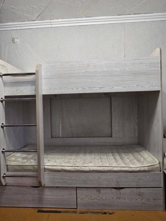 Двухъярусная кровать