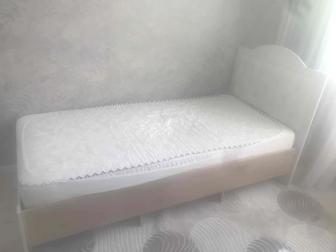 Продам кровать с белой обивкой, с матрасом