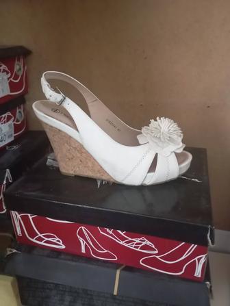 Продам босоножки