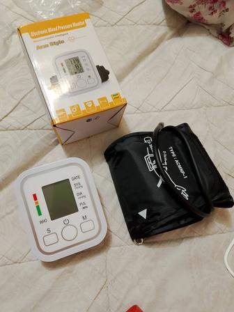Продам новый тонометр ( давлениемер) в упаковке.