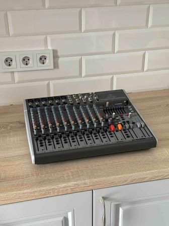 Микшерный пульт behringer x1832