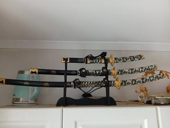 Продается красивый декоративный набор из 3 японских мечей
катана (длинный)