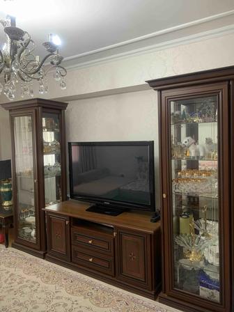 Стенка-горка с ТВ тумбой 300000 т, стол в гостиную 200000