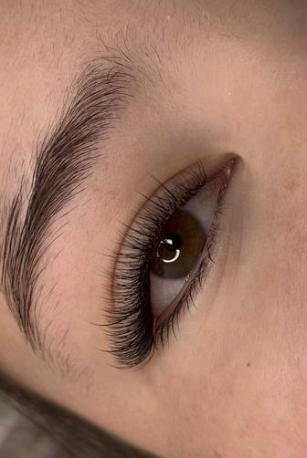 Модель на наращивание ресниц