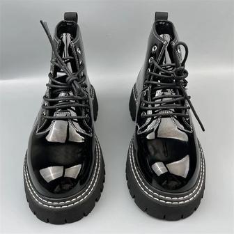 Продаю женские ботинки лакированные