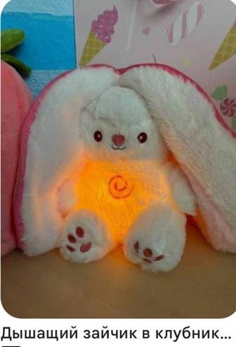 Мягкая игрушка Зайка-клубника это популярный трансформер 2-в-1