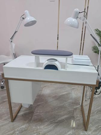 Маникюрный стол