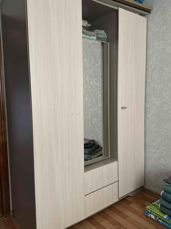 Продам шкаф с зеркалом
