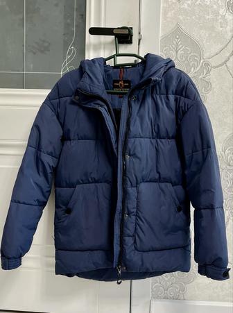 Темно-синяя зимняя куртка
