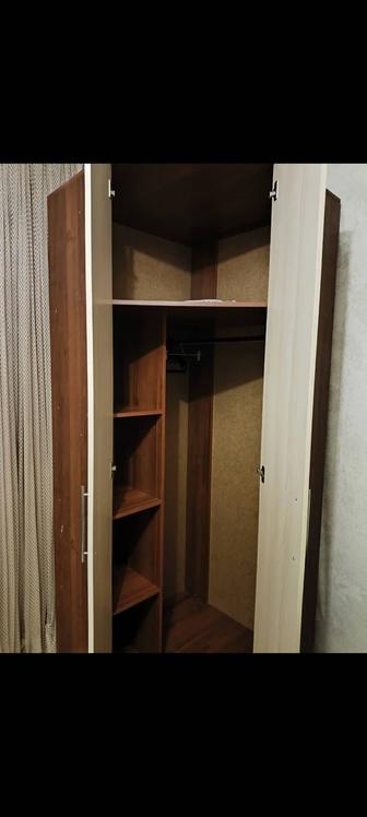 Продам шкаф угловой и 2 тумбочки