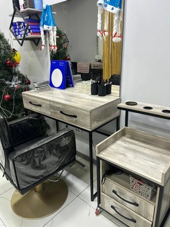 Консоль, зеркало и помощник парикмахера