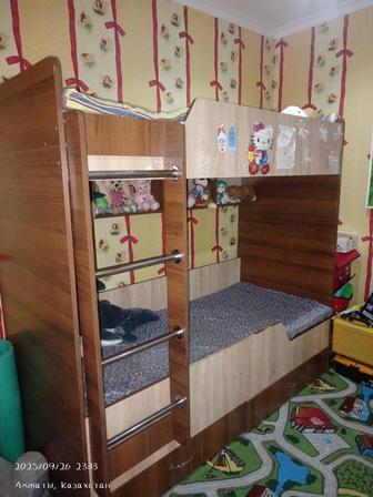 Продаются двухъярусная кровать и письменный стол