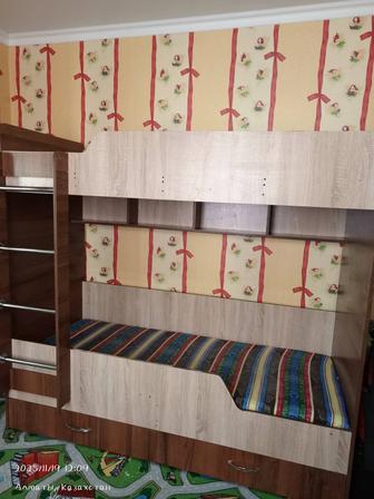 Продаются двухъярусная кровать и письменный стол