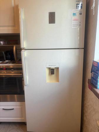 Samsung RT53K6510EF продается, пользуемся холодильником ни разу не ломался