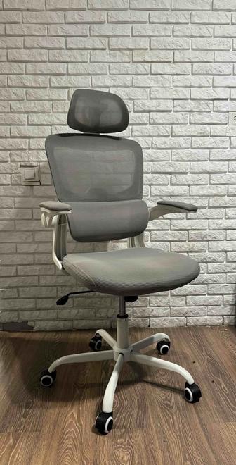 Продаю Компьютерное рабочее кресло на колесиках для школьника, руководителя