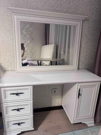 Зеркало и туалетный столик