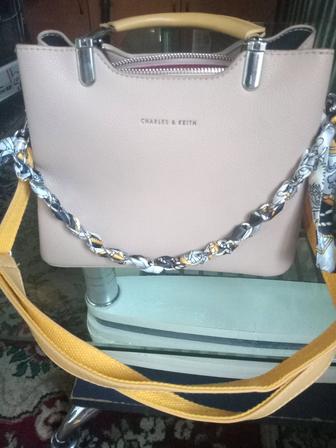 Сумка женская кожаная фирмы CHARLES /KEITH