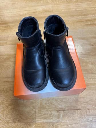 Отдам осенние куртку и сапоги на мальчика