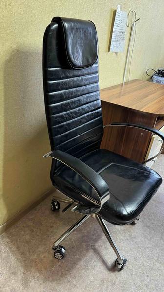 Кожаное офисное кресло