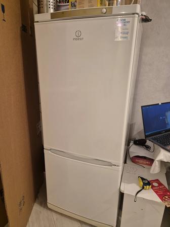 Продам холодильник Indesit