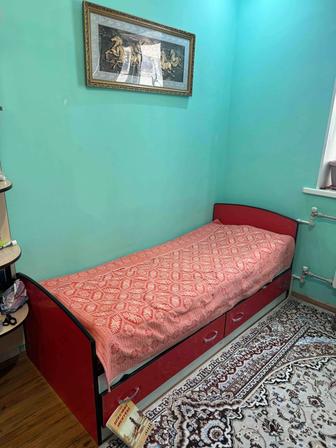 Продается кровать красного цвета для девочек, с выдвижными ящиками