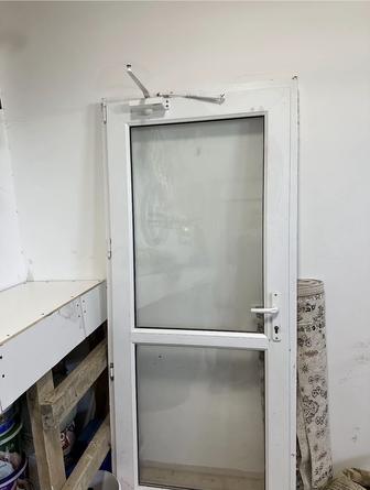 Пластик дверь с доводчиком