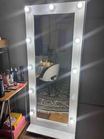 Зеркало с колесиками