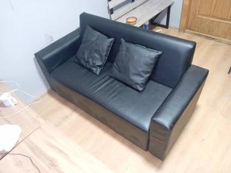 Продам кожаный диванчик.