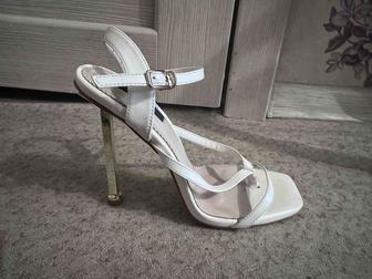 Продам босоножки новые