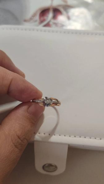 Золотое кольцо с бриллиантом