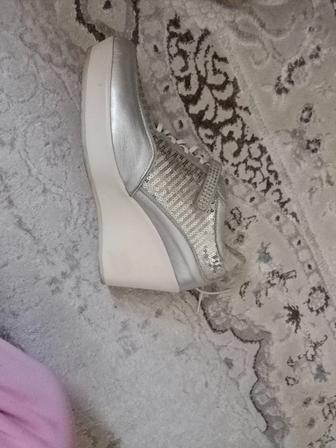 Кроссовки женские