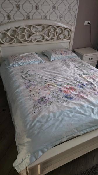 Продам кровать двухспальная с матрасом