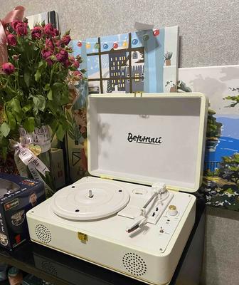 Продам виниловый проигрыватель, в добавок винил с альбомом Arctic Monkeys