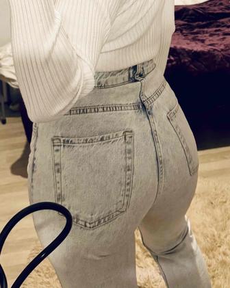 Недорого Облегающие качественные стильные джинсы Mom в идеальном состоянии,