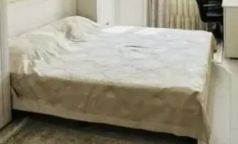 Бесплатно отдам двуспальную кровать с матрасом в отличном состоянии.
