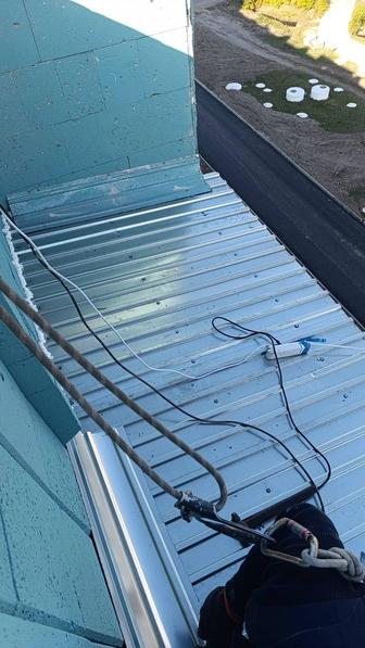 Монтаж козырьков над балконами