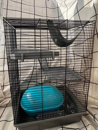 Продается клетка, наполнитель, домик и поилка для грызунов и крыс