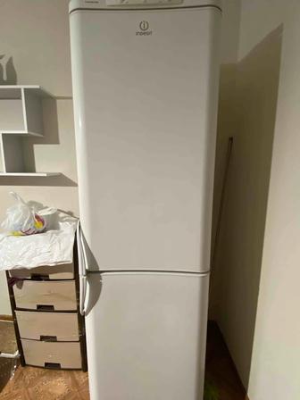 Продам холодильник Indesit
