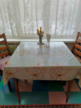 Большой квадратный кухонный СТОЛ.