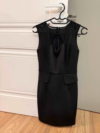 Черное платье-футляр с сеткой