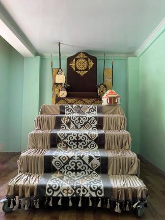 Батырлар, Садакшы кыздар, Так трон