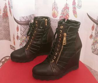 Продам женские сапоги