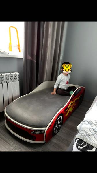 Продам детскую кровать-машинка