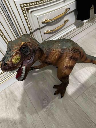 Детская игрушка динозавр