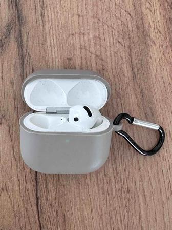 AirPods 4 кейс и правое ухо
