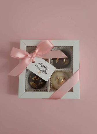 Тойбастар из шоколадный глазури с арахисом.