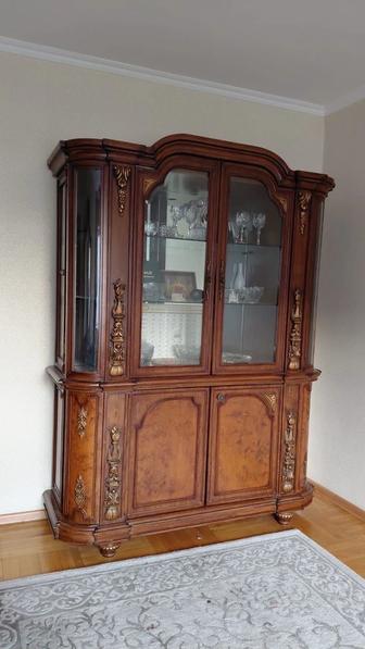 Сервант и комод с зеркалом