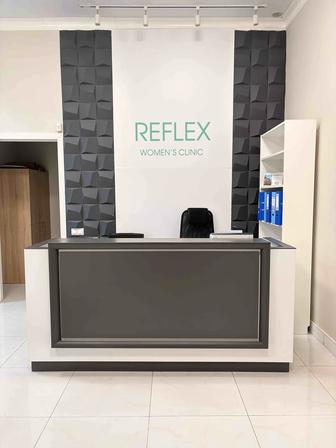 Стильный дизайнерский ресепшн для клиники или салона красоты